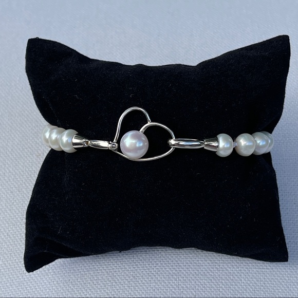 White Cultured Freshwater Pearl Bracelet W/ 925S Heart Shaped Pendant Clasp 7.5" - Picture 3 of 9